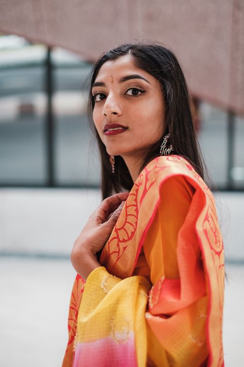 Free Portrait of a woman in vibrant traditional attire, conveying elegance and cultural richness. Stock Photo