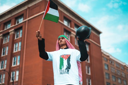 Photos gratuites de drapeau de la palestine, faible angle de vue, homme