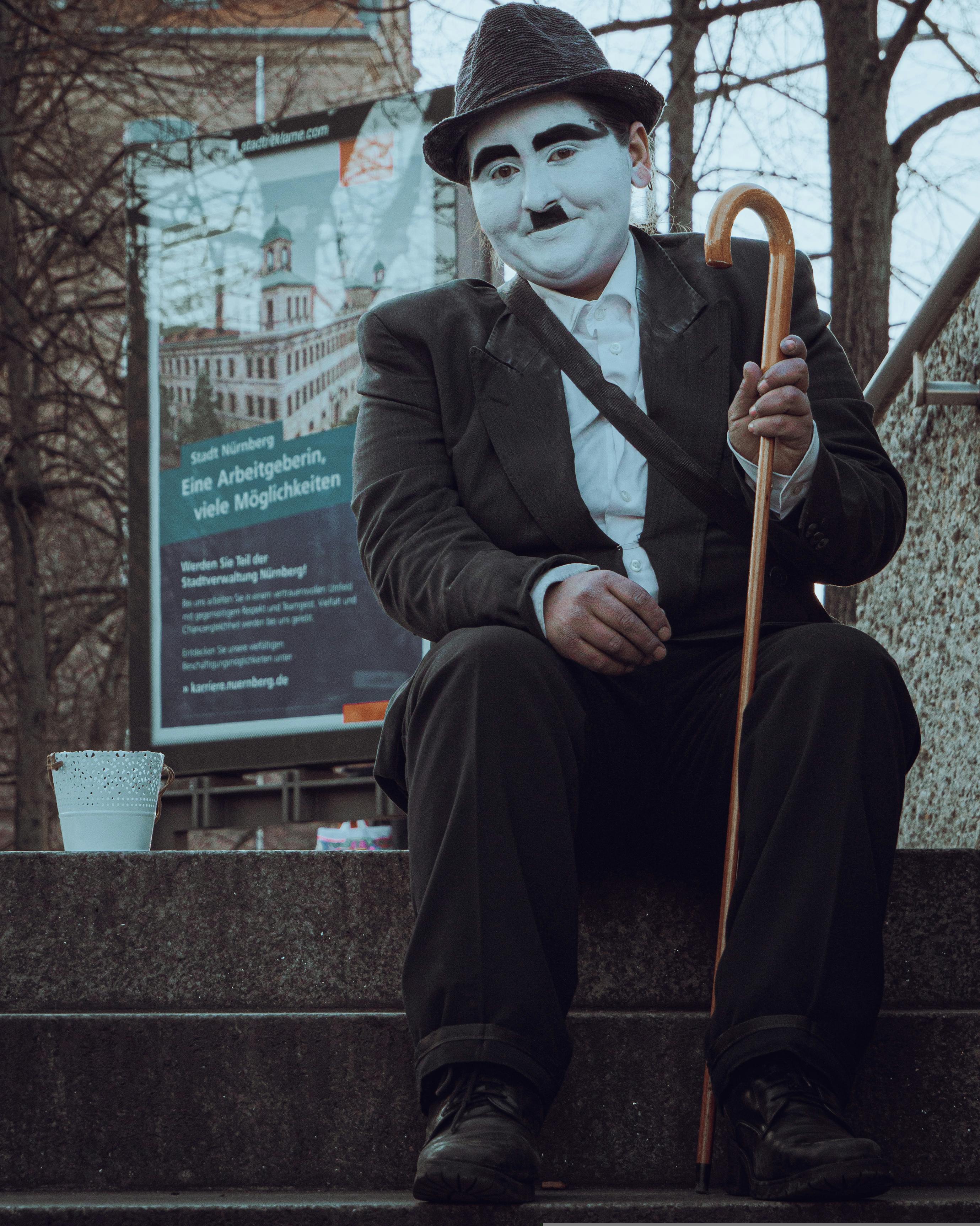 Ücretsiz Siyah Ceket Ve Siyah Pantolonlu Adam Beton Merdivenlerde Oturuyor Stok Fotoğraflar