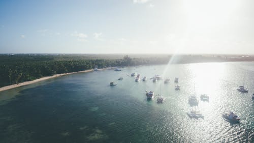 Gratis stockfoto met blauw water, boten, eiland