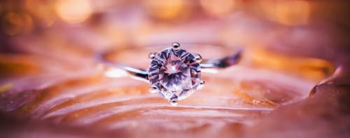 グレーとダイヤモンドの指輪のクローズアップ写真