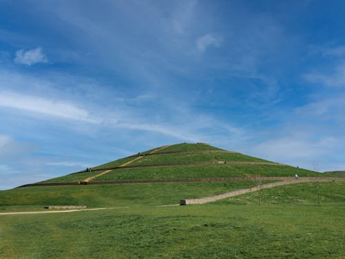 Kostnadsfri bild av blå himmel, gröna kullar, grönt gräs