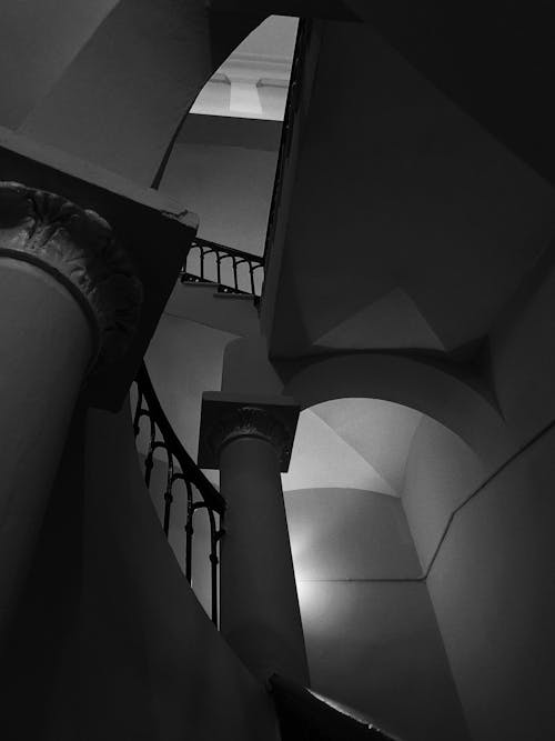 Gratis Immagine gratuita di architettonico, bianco e nero, colonne Foto a disposizione