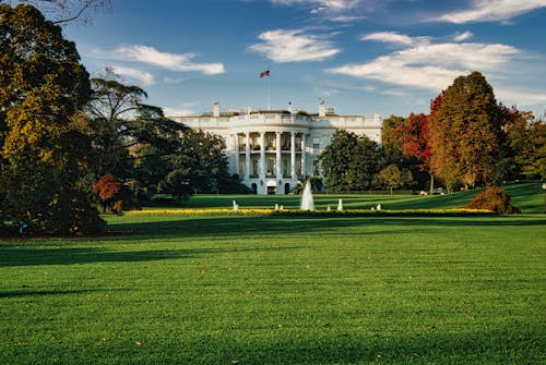 Gratis lagerfoto af det hvide hus, efterår, græsplæne