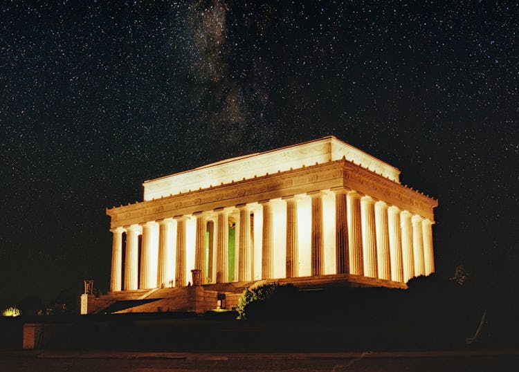 Exploring the Neoclassical Elegance of the Lincoln Memorial  thumbnail