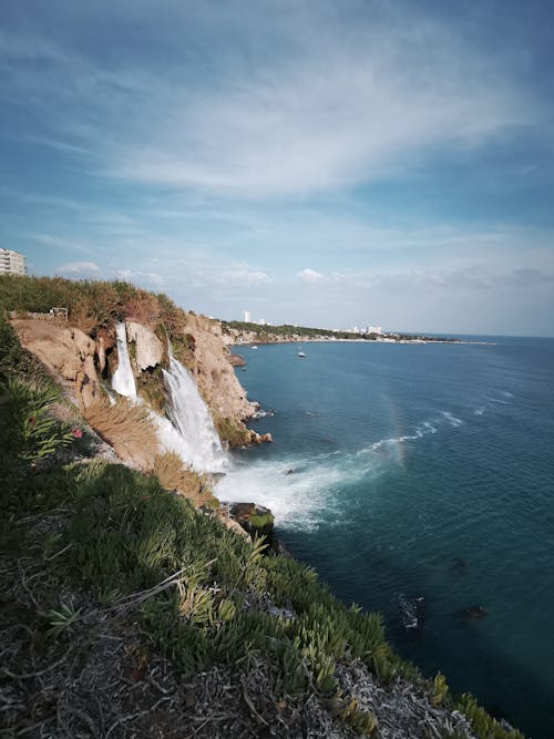 Cliff Beside the Beautiful Sea 