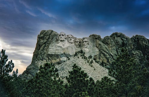 Free Curved Mount Rushmore Under the Cloudy Sky Stock Photo