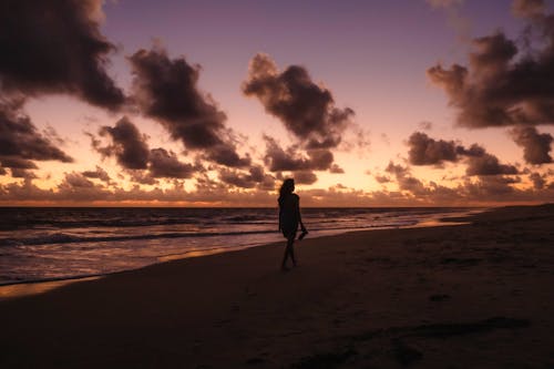 Mujer Caminando Playa