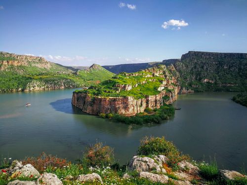 Free Beautiful island surrounded by cliffs and a tranquil lake under a clear sky. Stock Photo