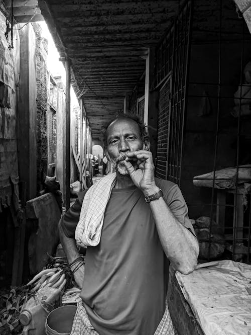 Foto d'estoc gratuïta de ancians, blanc i negre, cigarret