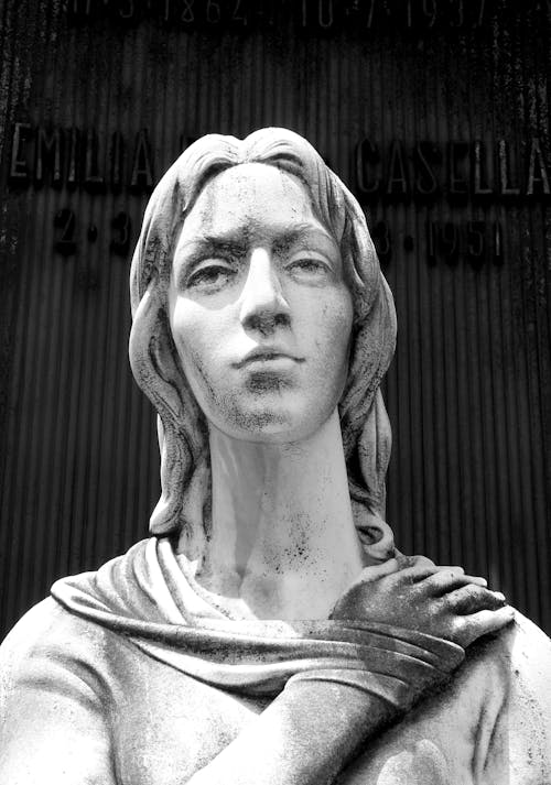  Statue of a Woman in Grayscale Photography