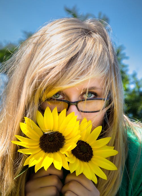 Kostenloses Stock Foto zu augen, mädchen, sonnenblumen