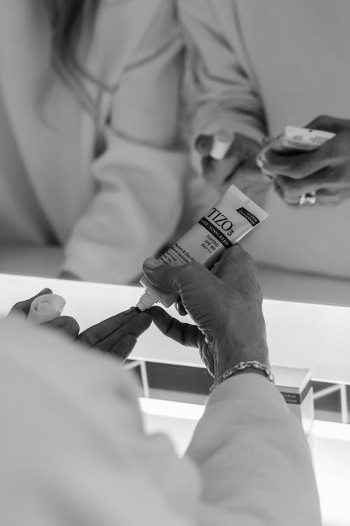 Fotos de stock gratuitas de blanco y negro, cuidado de la salud, enfoque selectivo