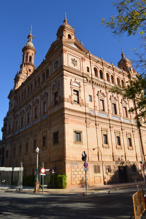 Free Captivating view of the Torre Norte's intricate architecture in Seville, Spain under a bright blue sky. Stock Photo