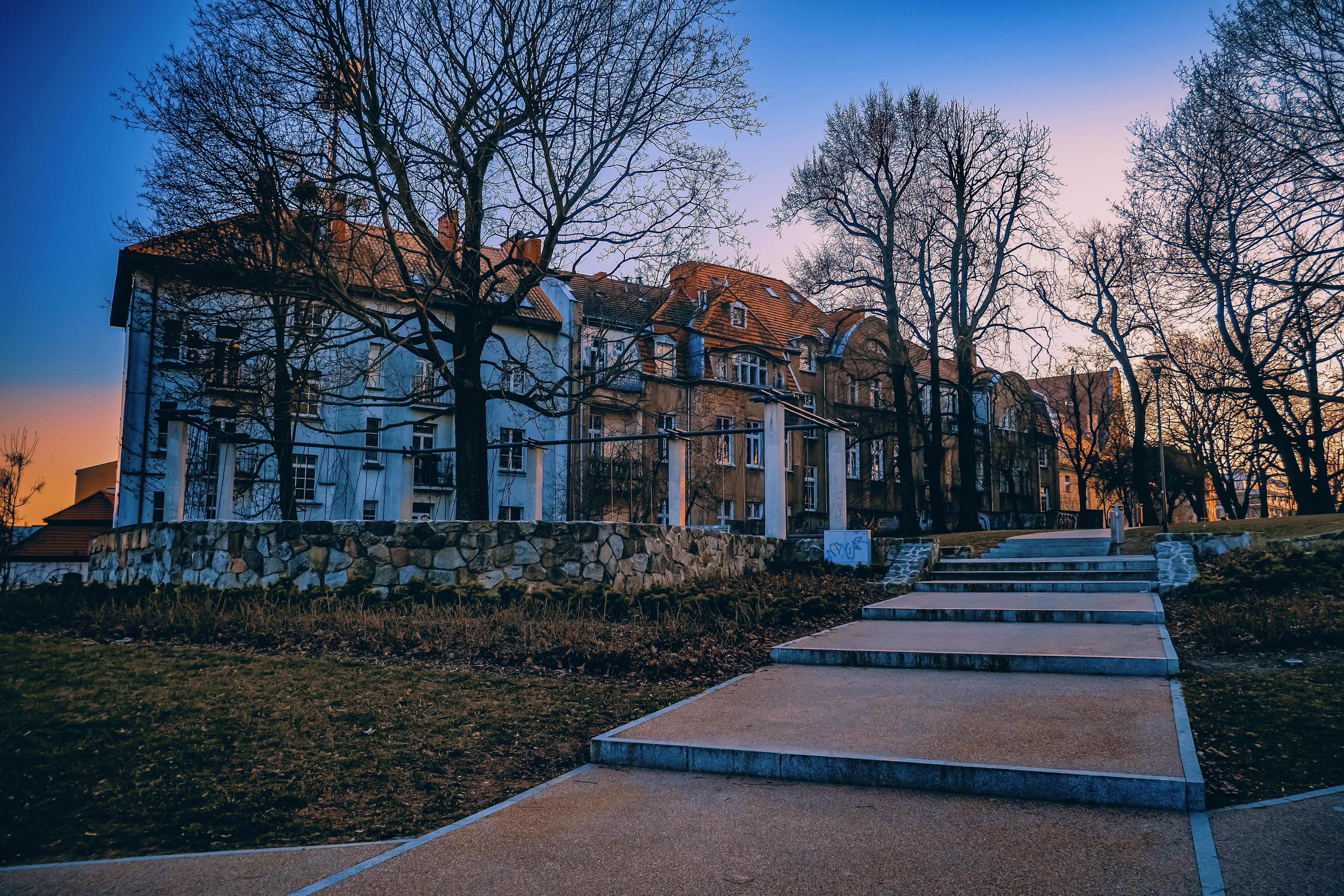 Charming old building in Poznań, Poland, captured at sunset, showcasing architecture and nature. — Trójmiasto