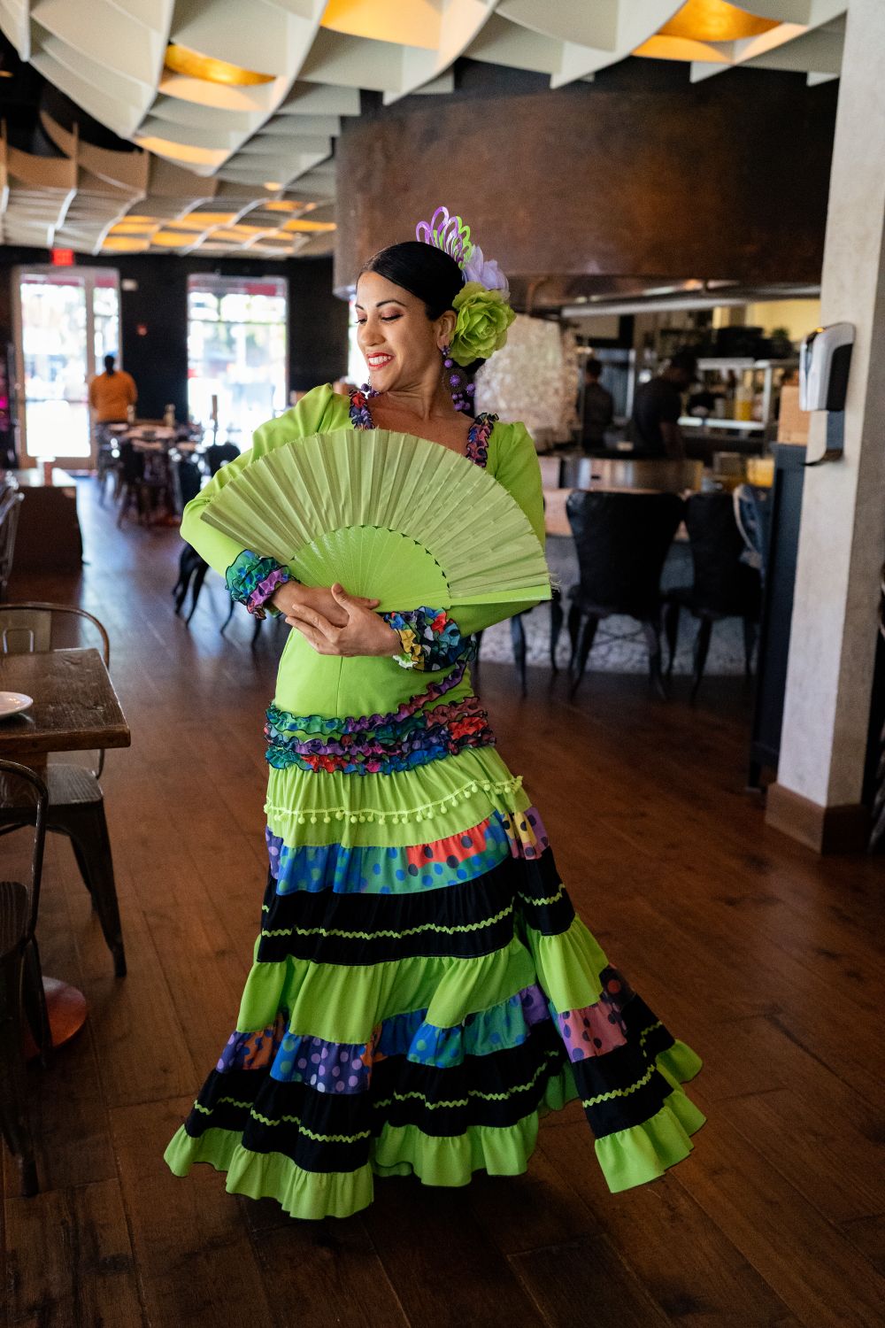 Dansatoare de flamenco într-un local intim, tip tablao