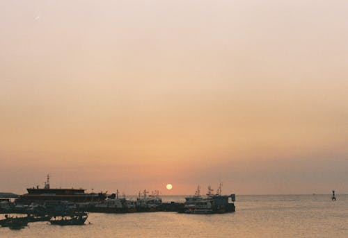 Free Boats on the Sea during Sunset Stock Photo