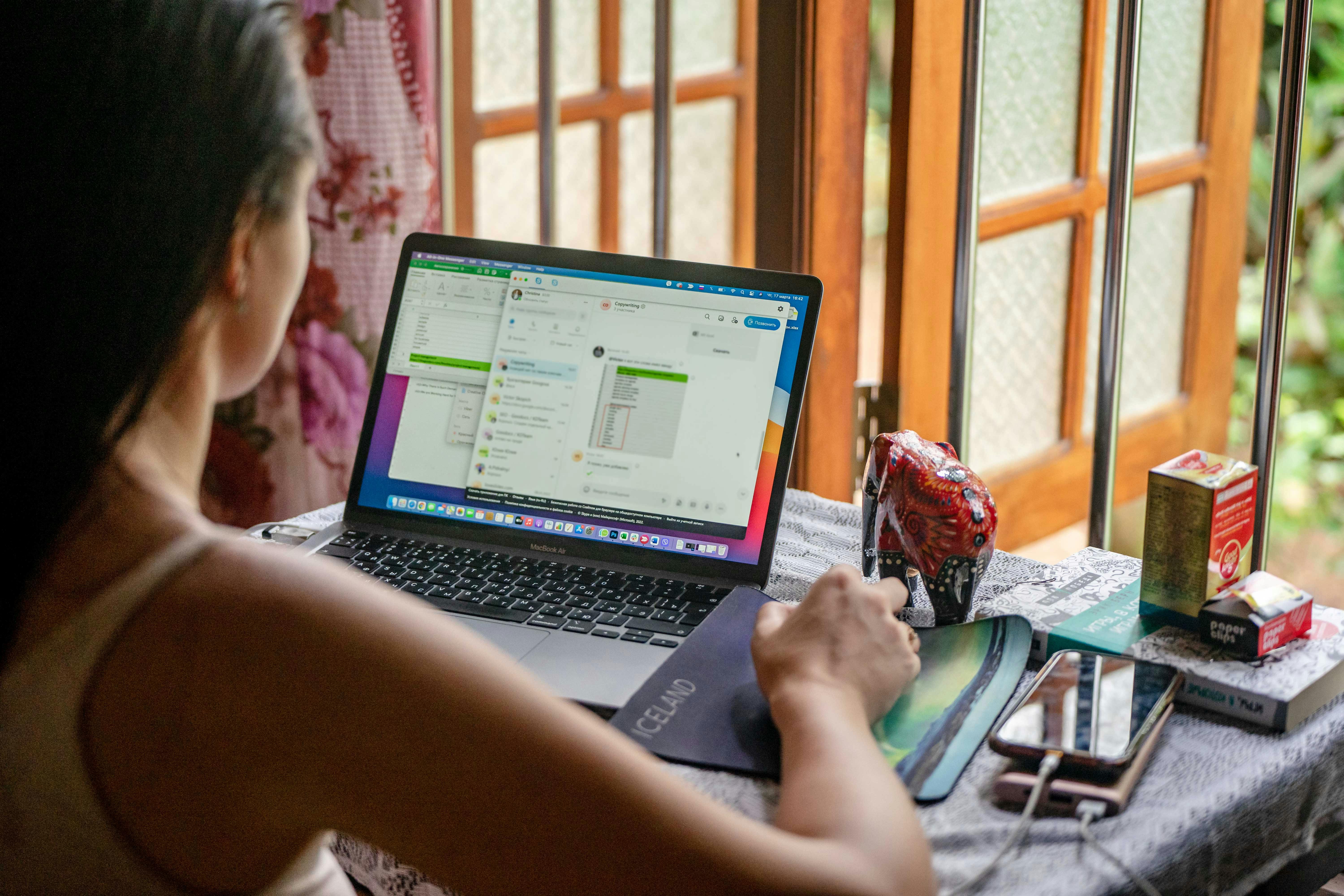 remote work travel programs — Photo by Atlantic Ambience on Pexels