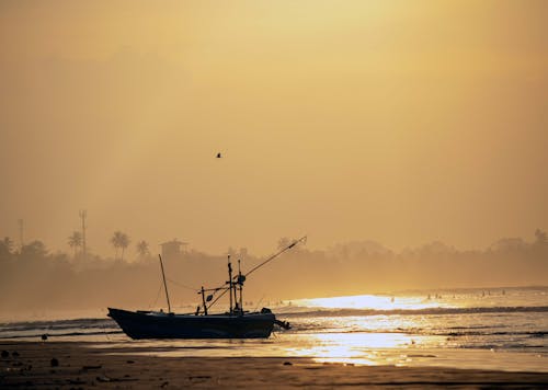 Fotos de stock gratuitas de amanecer, barca, barco de pesca