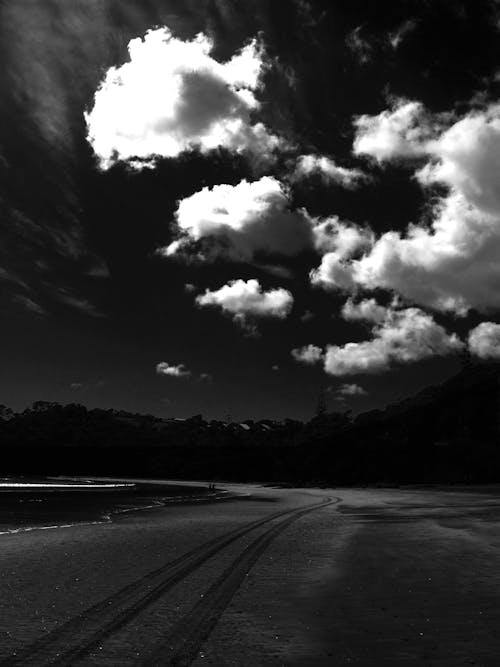 Gratis Foto stok gratis awan, bayangan, bidikan sudut sempit Foto Stok