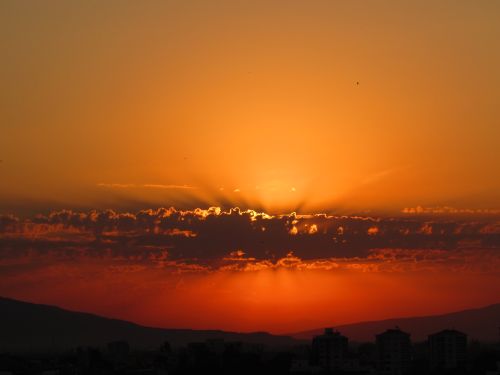 Free Captivating sunset with dramatic clouds over Nazilli, Aydın, Turkey. Perfect for nature enthusiasts. Stock Photo