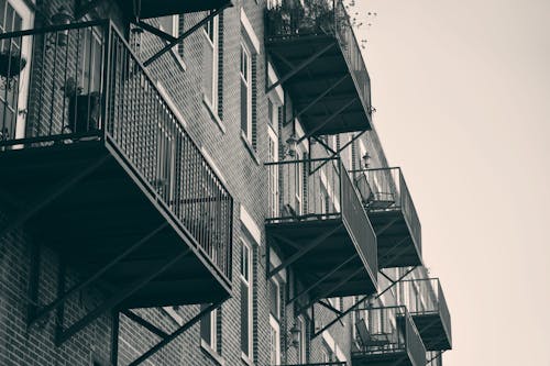 Darmowe zdjęcie z galerii z apartamentowiec, architektura, balkony