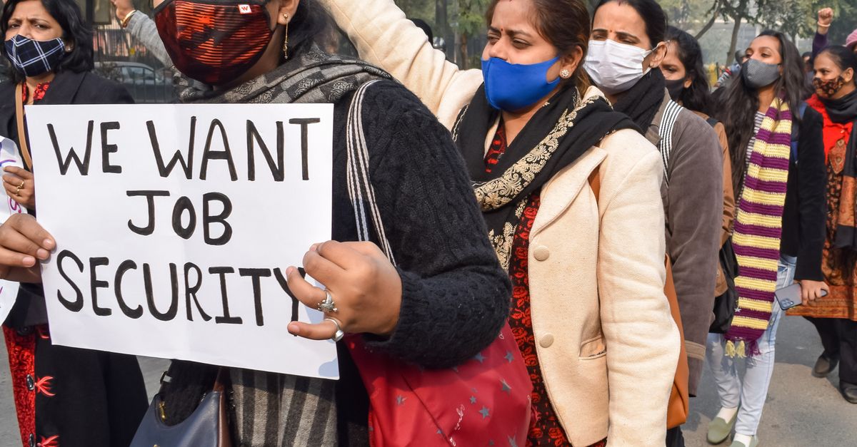 Indijas jauniešu protestos sievietes cīnās pret varas iestādēm