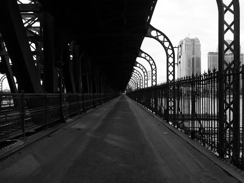 geçiş yolu, gri tonlama, köprü içeren Ücretsiz stok fotoğraf