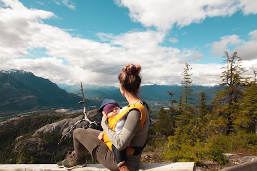 Mutter Trägt Ihr Baby Beim Blick Auf Die Naturlandschaft