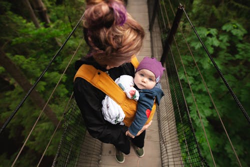 Femme Portant Bébé Sur Le Pont