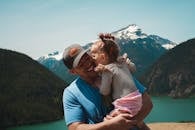 在风景优美的山间，父女温柔相拥