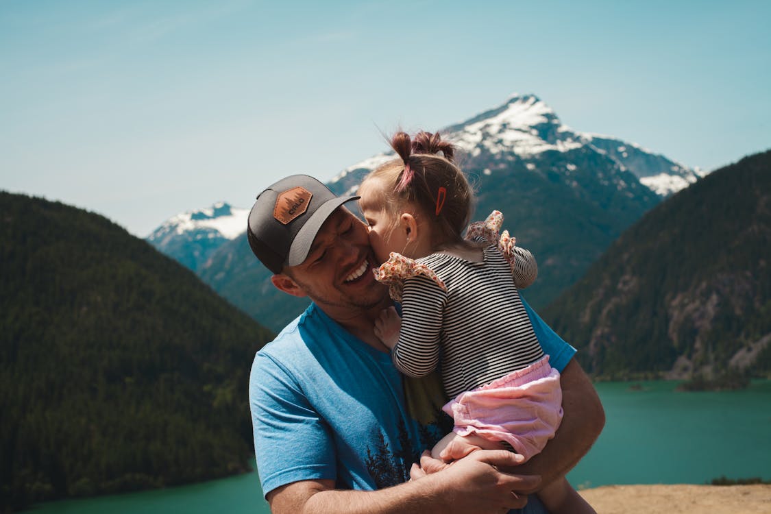 Маленькая девочка целует папу