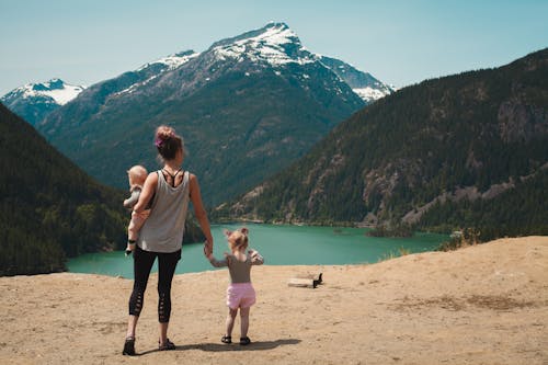 Madre E Figli Camminano Vicino Allo Specchio D'acqua