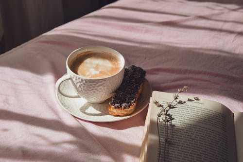 Darmowe zdjęcie z galerii z chleb, filiżanka i spodek, kubek kawy