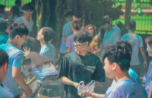 Free A lively outdoor celebration with young adults having fun with color powder. Stock Photo