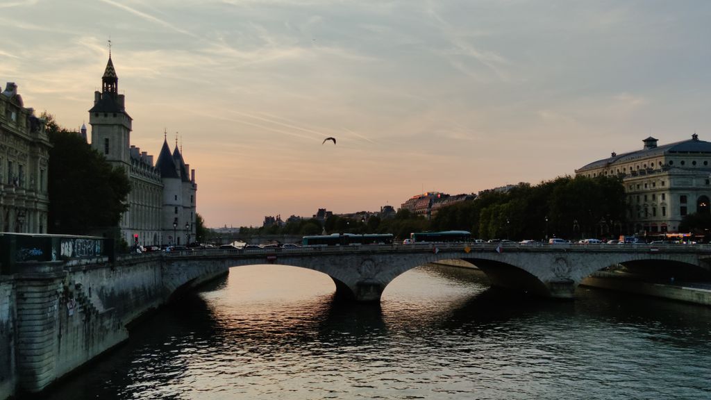 La Seine et la Conciergerie au coucher du soleil