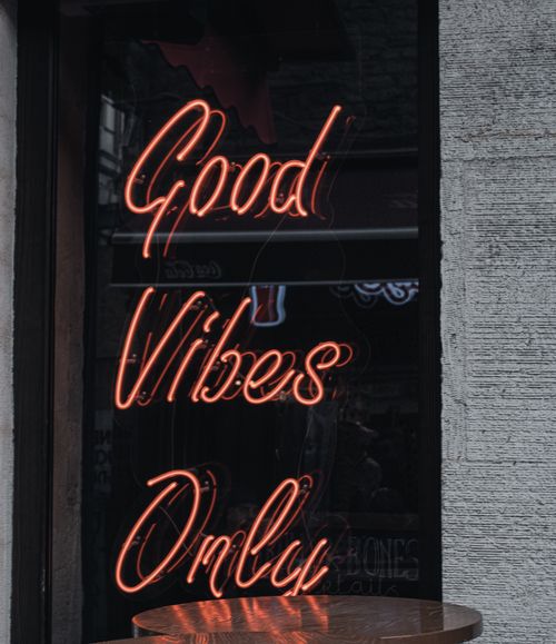 Free A glowing neon sign displaying 'Good Vibes Only' creating a retro ambiance Stock Photo