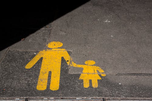 Ilmainen kuvapankkikuva tunnisteilla asfaltti, isä ja tytär, katu Kuvapankkikuva