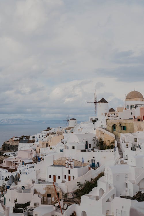 Immagine gratuita di cielo coperto, edifici, mulini a vento