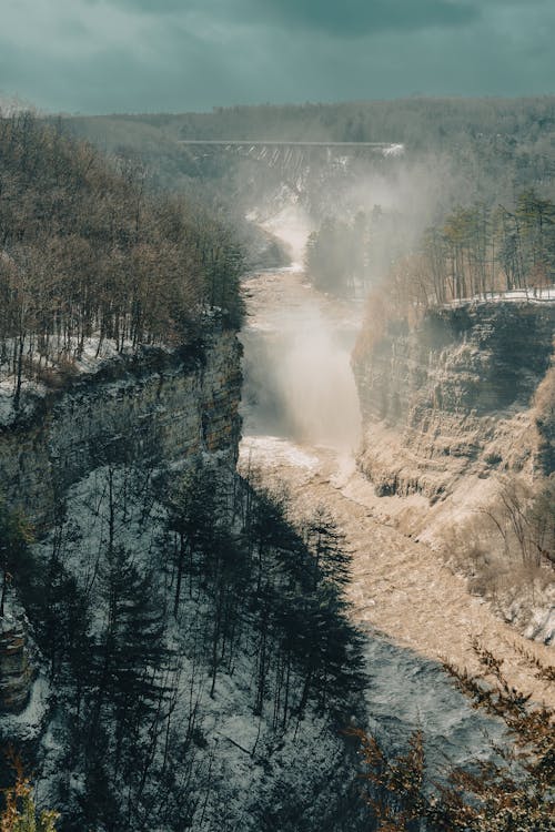 бесплатная Бесплатное стоковое фото с вертикальный выстрел, водопад, высокий угол обзора Стоковое фото