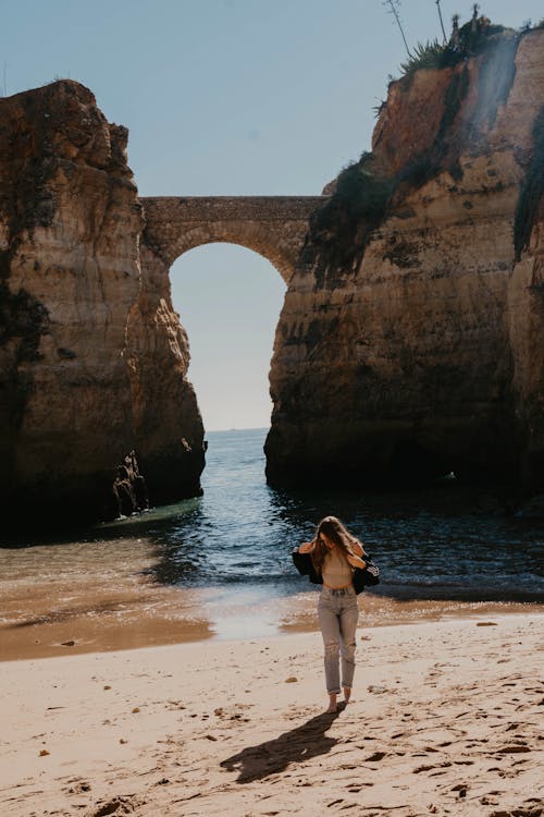 Immagine gratuita di camminando, donna, formazione rocciosa