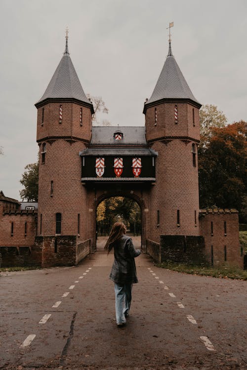 Immagine gratuita di architettura gotica, camminando, castelli