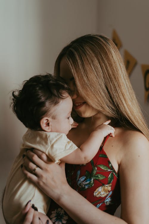 Gratis stockfoto met baby, blij, dragen