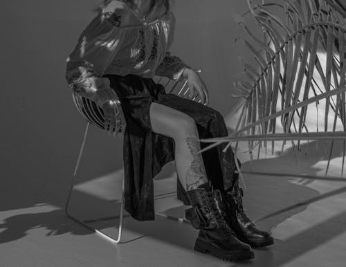 Darmowe zdjęcie z galerii z czarne buty, czarno-biały, długa spódnica