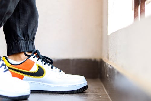 Безкоштовне стокове фото на тему «Nike, nike air force 1, білі туфлі»
