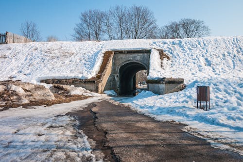 Безкоштовне стокове фото на тему «дорога, зима, підземний перехід»