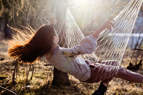 Fotobanka s bezplatnými fotkami na tému červená, dievča, dlhý