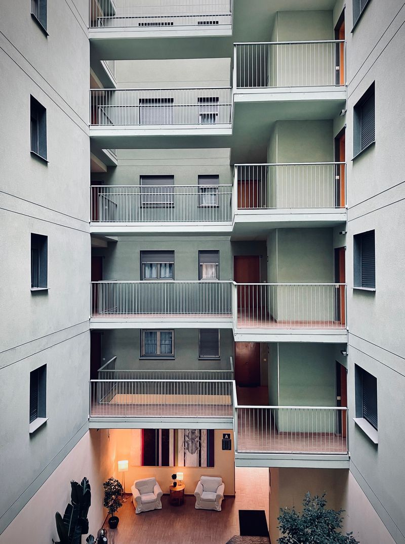 Fachada de un edificio de departamentos con varios balcones