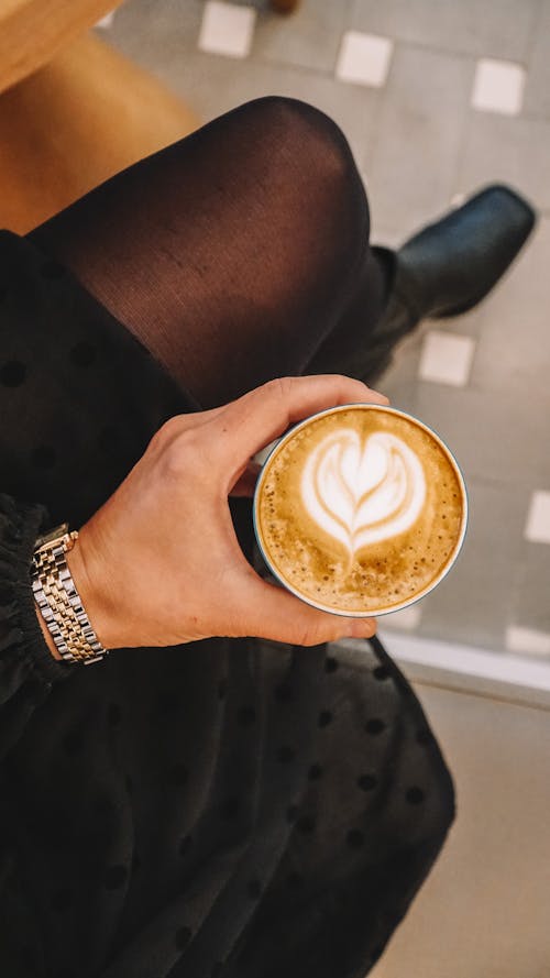 cappuccino, dikey atış, el içeren Ücretsiz stok fotoğraf