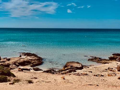 Foto profissional grátis de areia, céu azul, costa